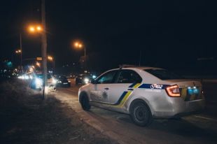 Возле моста Патона в Киеве два солдата Нацгвардии, которые патрулировали территорию, нашли окровавленного мужчину.