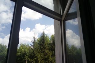 В Харькове сотрудники полицейские устанавливают обстоятельства гибели мужчины, который выпал из окна квартиры на седьмом этаже и погиб.