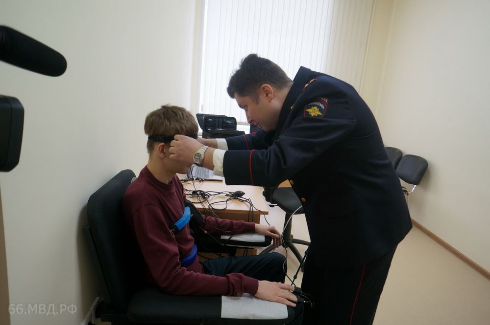 Одна из новых лабораторий специально создана для проведения психофизиологических исследований или, проще говоря, оснащена техникой для работы с детектором лжи.