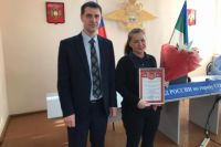 Начальник полиции Сосногорска Игорь Шляпугин вручил Кристине Шубниковой благодарственное письмо.