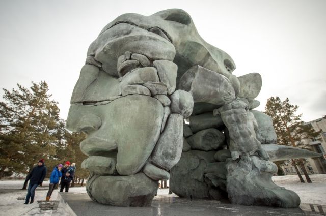Скульптура представляет собой голову человека, «слепленную» из каменных глыб.