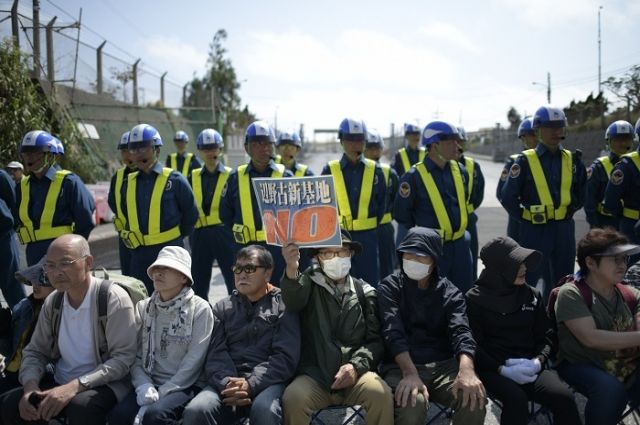 Протесты против базы США на Окинаве.
