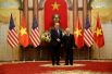 Дональд Трамп и его вьетнамский коллега Нгуен Фу Чонг в Президентском дворце в Ханое. 
