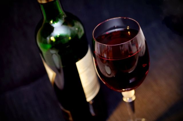 Красное вино - обязательный напиток для мини-бара.