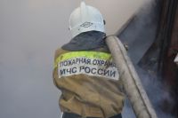 Тюменские пожарные тушили цех и гаражи на Воронинских горках