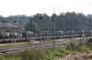 Поезд, загруженный индийскими армейскими грузовиками и артиллерией, на железнодорожной станции на окраине города Джамму.