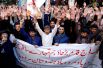 Жители Пешвара выкрикивают лозунги в поддержку армии Пакистана во время митинга после инцидента.