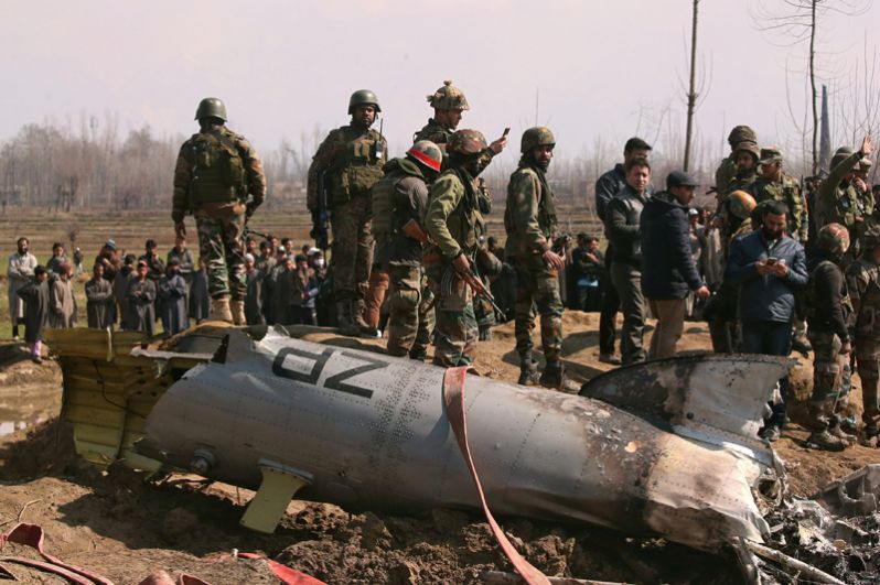 Сбитый самолет ВВС Индии в округе Будгам в штате Джамму и Кашмир.