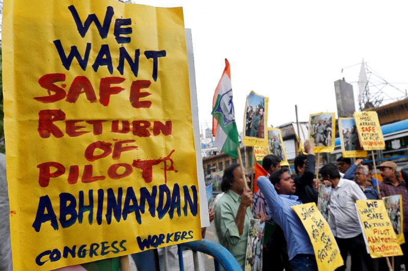 Акция протеста в индийской Калькутте с требованием освободить пилота ВВС Индии.