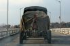 Индийский военный грузовик на шоссе недалеко от города Джамму в штате Джамму и Кашмир.