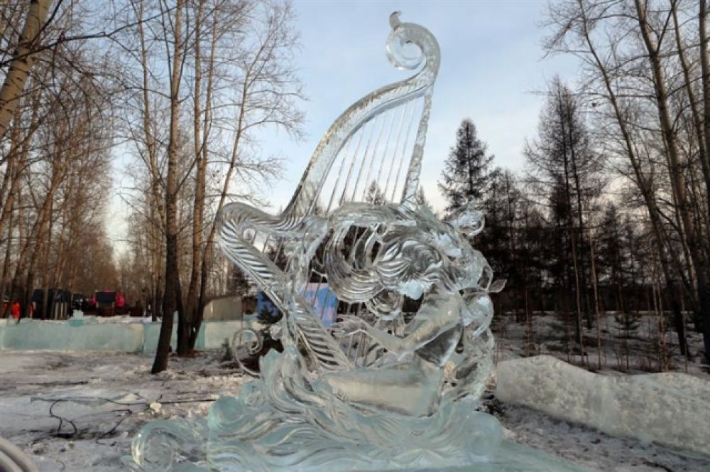 Лучшей скульптурой изо льда стала работа команды из Екатеринбурга «Край льда». Уральские скульпторы второй год подряд занимают почётное первое место в данном фестивале.