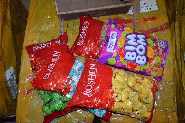 Таможенники не пропустили в Оренбуржье 1,5 тонны украинских конфет