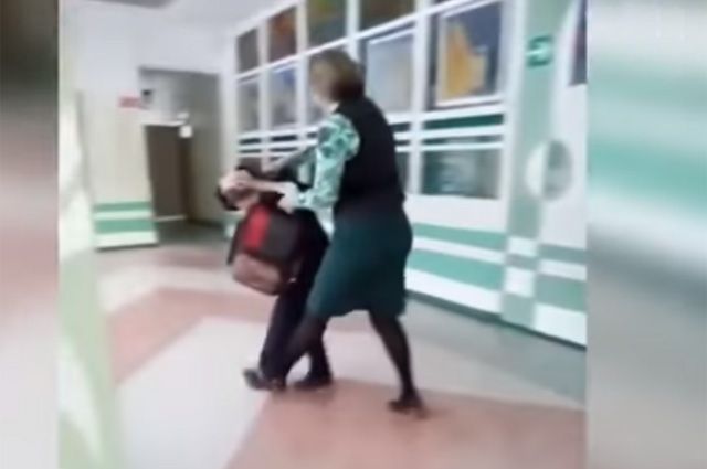 Второклассник из Комсомольска избил учительницу стулом.