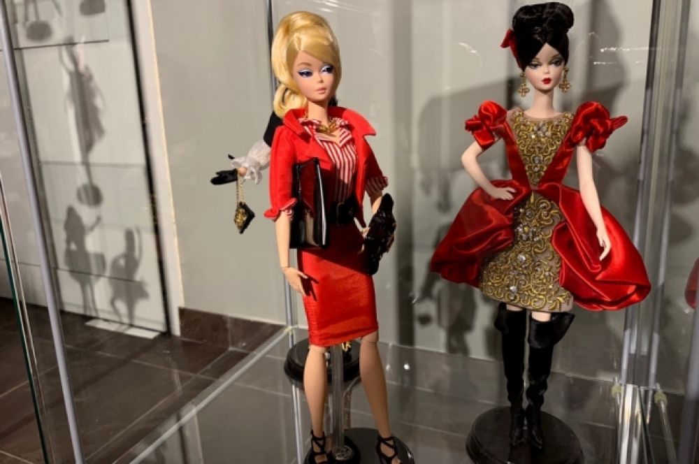 Уже в 1960-х годах наряды для Барби начали разрабатывать самые известные модные дома. Ив Сен-Лоран, Пьер Карден и Жан Поль Готье создавали свои платья для ... кукол. 
