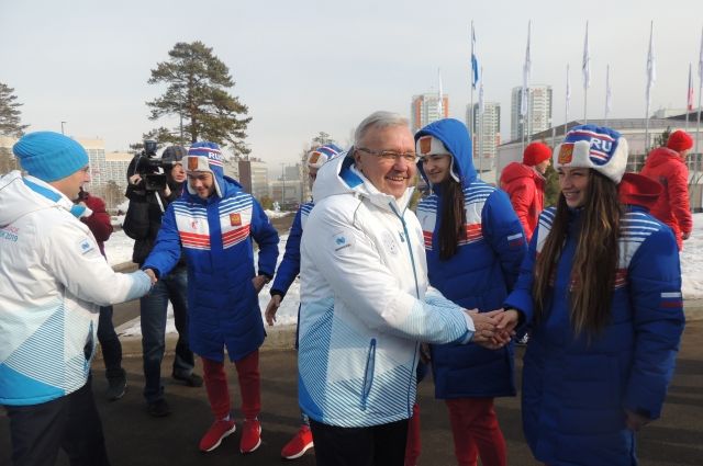 Губернатор приветствует российскую сборную.