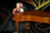 Леди Гага и Брэдли Купер исполняют песню «Shallow» из кинофильма «Звезда родилась», получившую «Оскар». 