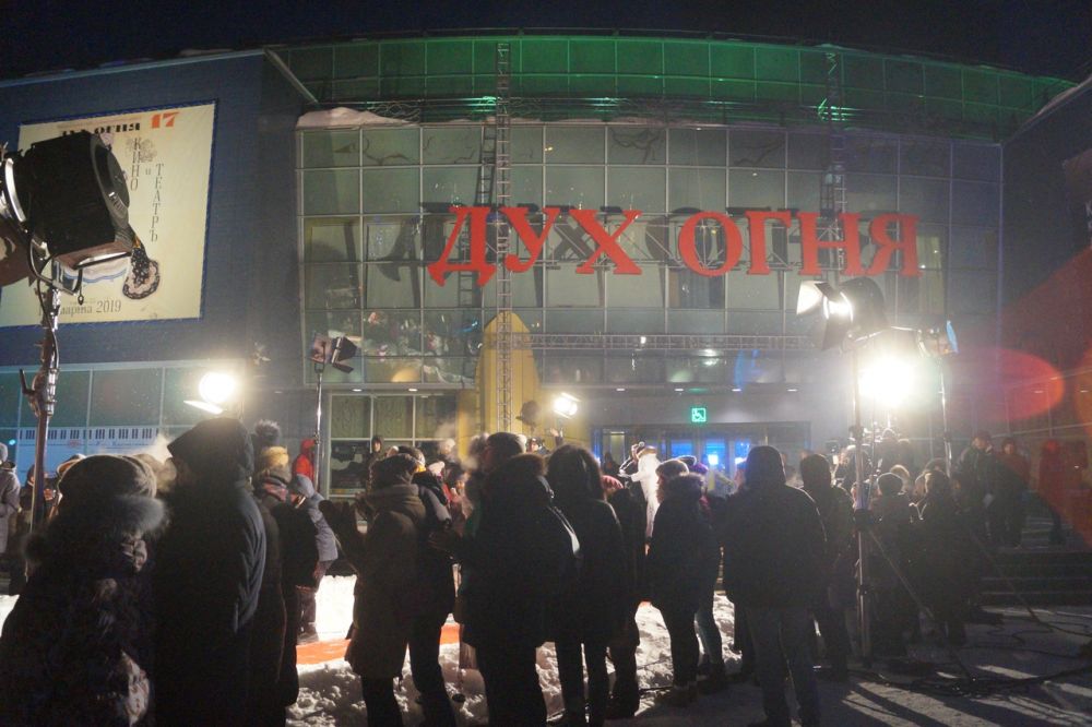 Красная дорожка ведет в КТЦ "Югра-Классик". Место, где будут в течение недели проходить мероприятия в рамках фестиваля.