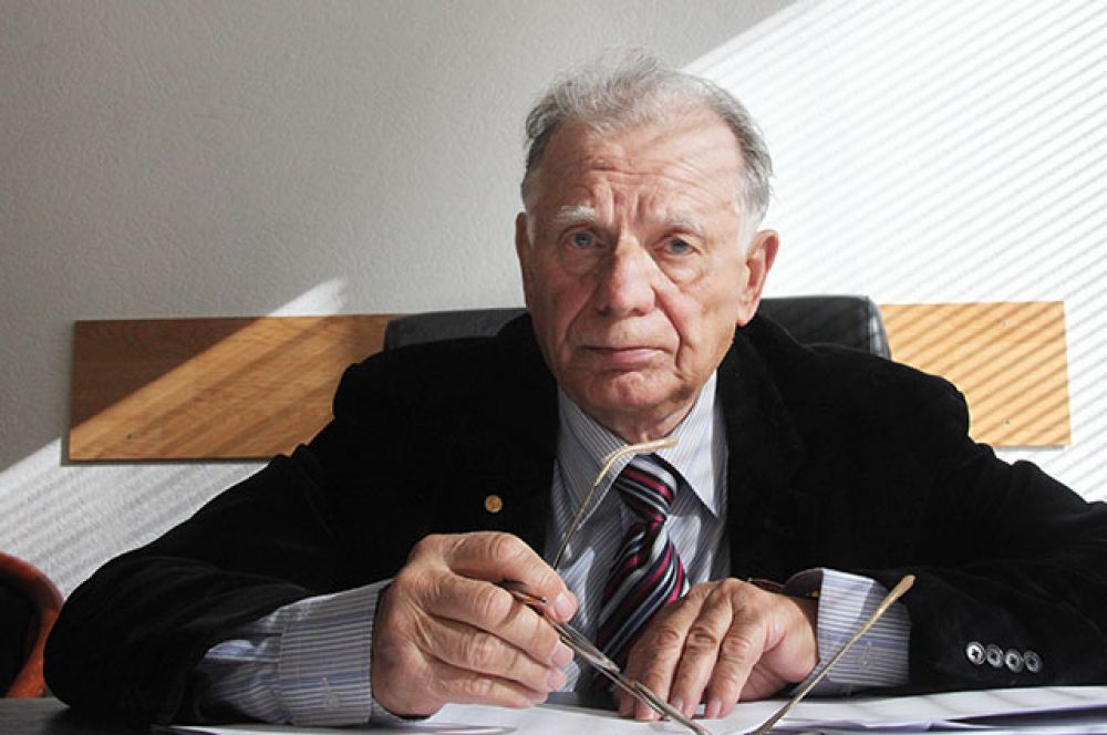 Жорес Алфёров в рабочем кабинете, март 2010 года.