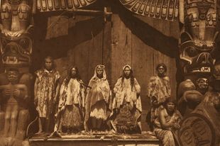 Свадебная церемония в племени квакиутл, невеста в центре. Фотограф Эдвард Кёртис, 1914 г.