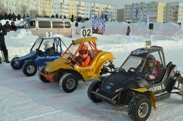 В Надыме состоялись автомобильные ледовые гонки 