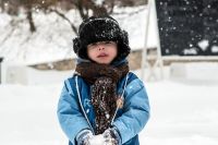 В Тюмени дети радуются снегу, выпавшему в первые весенние дни