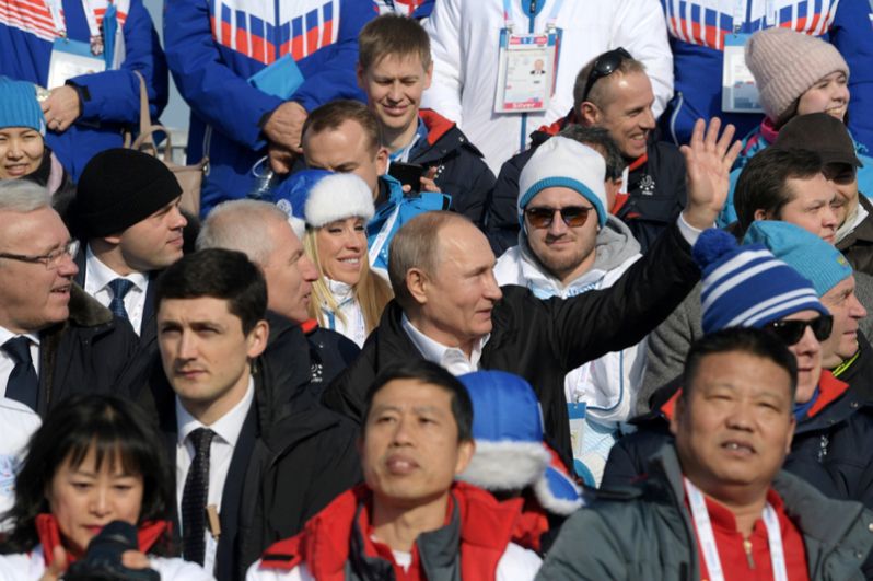 Президент РФ Владимир Путин во время посещения соревнований по лыжным гонкам на 10 км среди мужчин на XXIX Всемирной зимней универсиаде 2019.