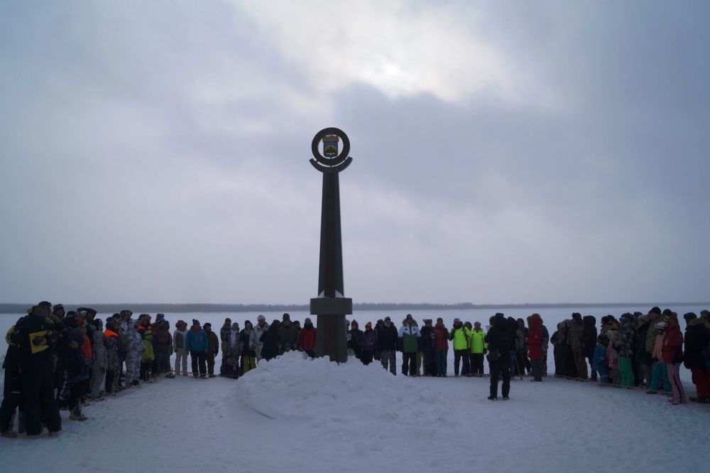 У памятной стелы «Солдатам России» на слиянии двух рек участники сделали общее фото.
