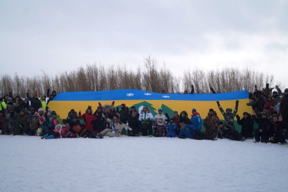 В завершение сделали фото на фоне флага города Ханты-Мансийска и выстроили из снегоходов слова "Россия" и "Югра".