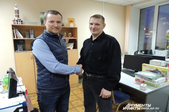 Спасённый Иван (слева) и спаситель Сергей встретились в редакции.