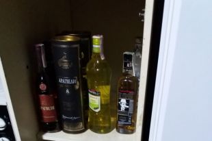 В Херсоне подпольный цех массово штамповал поддельный «брендовый» алкоголь