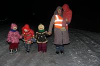 Каждое утро в любую погоду Наталья и четверо её детей пешком проходят 6 км до детского сада в соседнее село. 