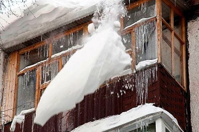 Если снег упал с жилого многоквартирного дома - следует обращаться в УК или ТСЖ.