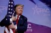 Дональд Трамп обнимает американский флаг на ежегодной Конференции консервативных политических действий (CPAC), Вашингтон, США.