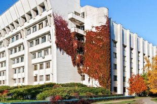 Харрасмент в КНУ Шевченко: доцента уволили за домогательства к студенткам