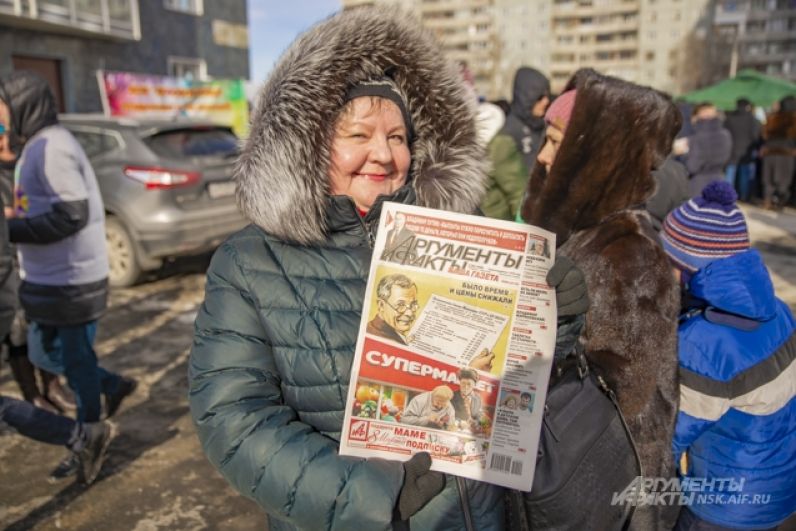 Гости праздника получили свежий номер любимой газеты «Аргументы и Факты».