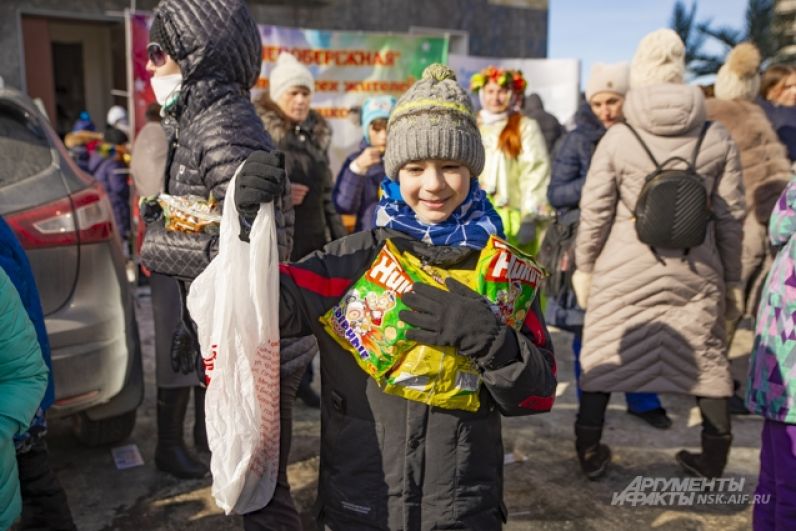  За волю к победе в конкурсах ребятишки получали вкусные призы — пряники и кукурузные палочки «Никитка».