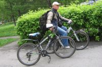 Новокузнечанин Владимир Кравченко считает, что крутить педали полезнее и экономичнее, чем ездить на машине или автобусе.