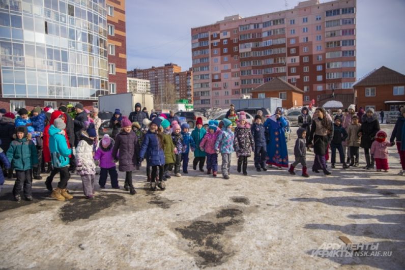 Масленица в жилом комплексе «Крымский» в этом году собрала рекордное количество гостей — несколько сотен человек. На празднике было по-весеннему тепло. Надеемся, что погода и впредь будет такой же тёплой и ясной. С Масленицей, друзья!