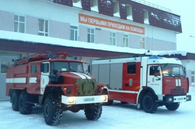 В Новом Уренгое в пожаре пострадали строительная техника и «КАМАЗ»