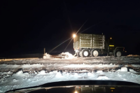 На ямальские зимники грузовики выпускают только после восьми вечера