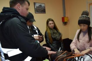 На границе с Россией задержали женщину, которая пыталась переправить двух украинок, чтобы продать их в сексуальное рабство.