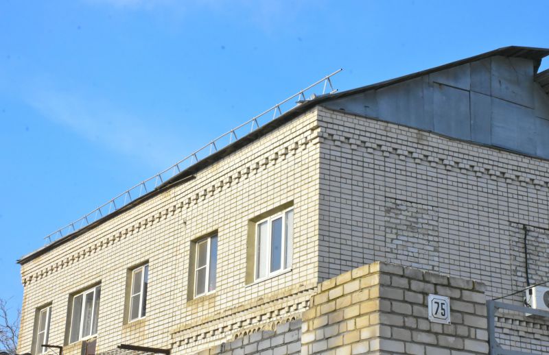 Ради сохранения дома жильцы даже установили на крыше перила в целях пожарной безопасности.