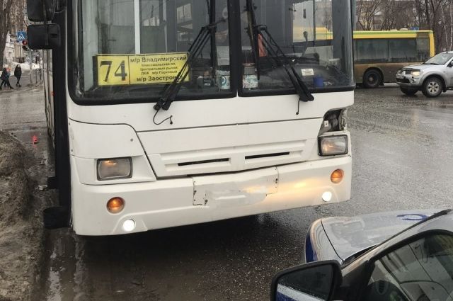 Водитель Kia Rio не предоставил преимущество автобусу маршрута №74. 