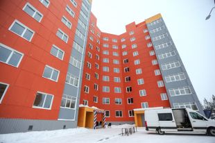 Программы расселения становятся счастливым решением жилищной проблемы для людей, проживающих в аварийных домах.