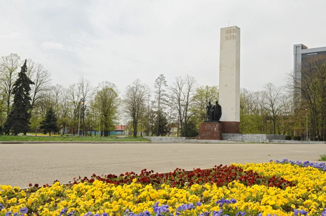 Погода в майкопе. Мемориальный комплекс площадь дружбы Майкоп. Монумент дружбы в Майкопе. Памятник дружбы народов Майкоп. Навеки с Россией Майкоп.