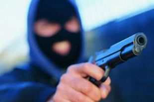Преступник угрожал пожилым людям оружием и требовал деньги, но потерпевшие сопротивлялись.