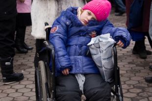 Право на получение выплаты имеет один родитель (усыновитель) или опекун (попечитель), который ухаживает за больным ребёнком.