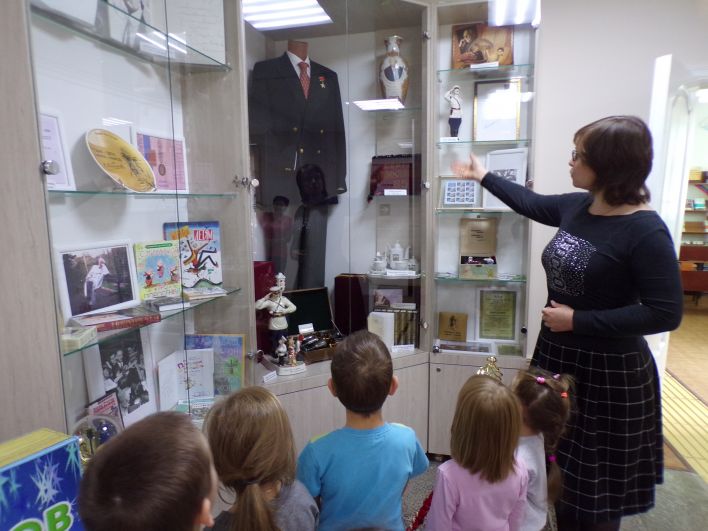 Вдова Юлия Субботина-Михалкова подарила личные вещи писателя детской библиотеке Георгиевска, названной его именем