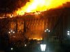 Пожар на крыше Центрального выставочного зала начался около 9 вечера. Его площадь превысила 5 тысяч квадратных метров. 