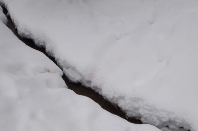 В Тобольске дважды заваливали снегом несанкционированный переправу